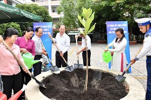 HCMC’S leaders plant Barrington Asiatica trees given by officials and soldiers of Truong Sa Island in the Tran Van On Secondary School in District 1.