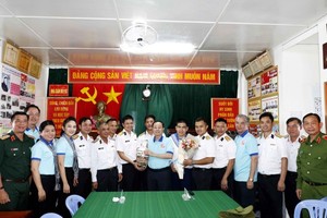 The delegation of HCMC's leaders and officials offer gifts to officers and soldiers on duty on DK1/10 Platform.