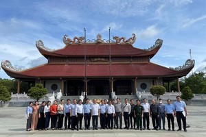 The supervision delegation visits Cu Chi Tunnels