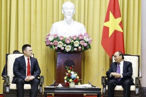 President Nguyen Xuan Phuc (R) receives Russian Prosecutor General Igor Krasnov (Photo: VNA)