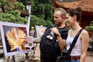 The exhibition attracts foreign visitors.