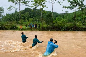 Military force crossed the mountain and a stream with a rope to move people away from flooded areas to a safe place.