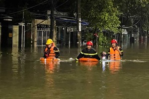 Rescue mission on a street in Cam Le District's Hoa Tho Dong Ward in Da Nang at 2 am on October 15.