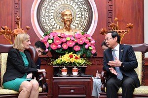 Secretary of the HCMC Party Committee Nguyen Van Nen receives US Consul General in HCMC Susan Burns on October 17.