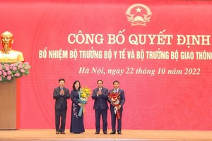 Prime Minister Pham Minh Chinh (2nd, R) and Deputy Prime Minister Pham Binh Minh (L) congratulate Minister of Health Dao Hong Lan (2nd, L) and Minister of Transport Nguyen Van Thang (Photo: SGGP)