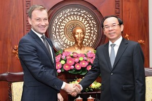 Secretary of the HCMC Party Committee Nguyen Van Nen  (R) receives newly-appointed Consul General of Belarus to HCMC, Ruslan Varrankou.
