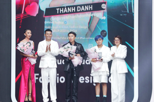 Nguyen Thanh Danh (C) receives the "Fashion Design Icon" title.