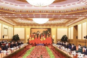 At the talks between the Chinese and Vietnamese delegations. (Photo: VNA)