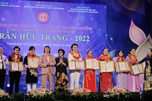 Director of the HCMC Department of Culture and Sports Tran The Thuan (L) and People’s Artist Trinh Thuy Mui-Chairwoman of the Vietnam Stage Artists Association (R) and veteran artists offer awards to winners.