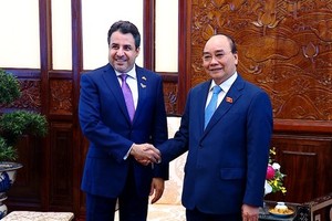 President Nguyen Xuan Phuc (R) receives UAE Ambassador to Vietnam Obaid Saeed Al Dhaheri. (Photo: SGGP)