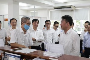 General Director of Vietnam Social Security Nguyen The Manh (R) encourages people to express their opinions and suggestions to make the social security sector better.