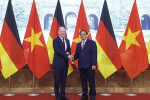 Vietnamese PM holds talks with German Chancellor