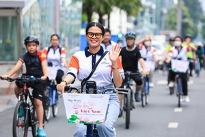 A parade of old motorcycles and bicycles is held to celebrate the 17th Vietnam Cultural Heritage Day (November 23, 2005-2022).