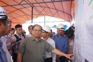 Prime Minister Pham Minh Chinh asks investors to ensure the project's quality and workplace safety for employees.