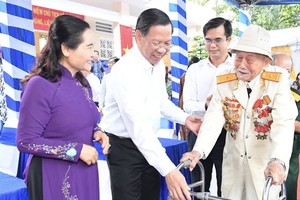Secretary of the Party Committee of Hoc Mon District Tran Van Khuyen speaks at the ceremony.