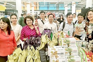 The HCMC's delegation learns about Vietnamese goods displaying at BigC Rama IV in Thailand.