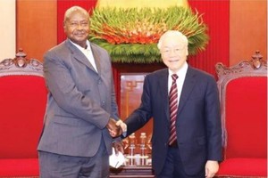 Vietnamese Party General Secretary Nguyen Phu Trong (R) and visiting Ugandan President Yoweri Kaguta Museveni (Photo: VNA)