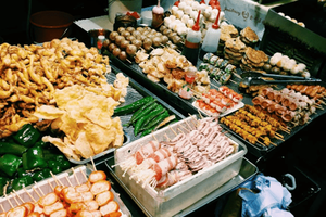 Food offered at a kiosk on a food street (Photo: vntrip.vn)