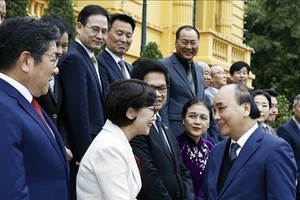 President Nguyen Xuan Phuc (R) greets representatives from organizations of Republic of Korea citizens on December 1. (Photo: VNA)