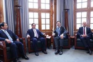 Prime Minister Pham Minh Chinh holds talks with his Dutch counterpart Mark Rutte in The Hague on December 12. (Photo: VNA)