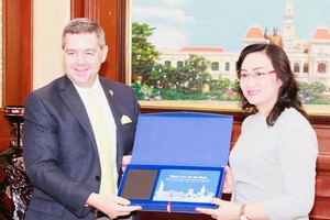 Vice Chairwoman of the Ho Chi Minh City People’s Committee Phan Thi Thang presents a gift to Jeremy Harrison, Minister of Trade and Export Development at the Government of Saskatchewan province in Canada’s Prairie region. (Photo: Thanhuytphcm.vn)