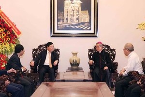 Permanent Deputy Prime Minister Pham Binh Minh (L) and Archbishop of the HCMC Archdiocese Nguyen Nang, President of the Vietnam Conference of Bishops, at a meeting on December 21. (Photo: VNA)