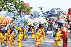 A street performance in Ha Long Carnival in Quang Ninh Province (Photo: SGGP)