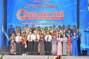 Leaders and former leaders congratulate 12 outstanding young citizens of the city in 2022. (Photo: SGGP)