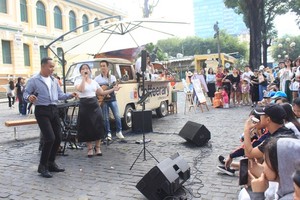 An outdoor music performance attracts many people in HCMC. (Photo: SGGP)