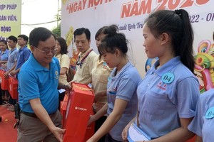 Workers receive Tet gifts at a program in HCMC. (Photo: SGGP)