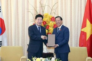 Chairman of the municipal People’s Committee Phan Van Mai (R) and visiting Speaker of the Republic of Korea's National Assembly Kim Jin-pyo (Photo: VNA)