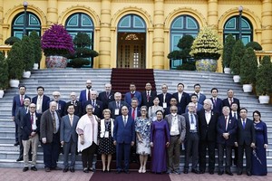 President Nguyen Xuan Phuc hosts international guests who come to Vietnam for the celebration of the 50th anniversary of the Paris Peace Accords. (Photo: VNA)