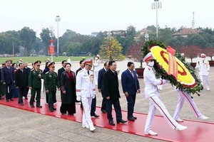 Delegation of the Party Central Committee, the President, the National Assembly, the Government, and the Vietnam Fatherland Front Central Committee pays tribute to President Ho Chi Minh at his mausoleum (Photo: VNA)