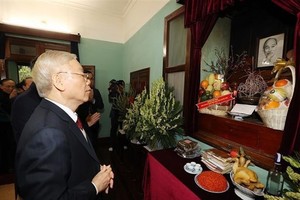 Party General Secretary Nguyen Phu Trong offers incense in tribute to late President Ho Chi Minh. (Photo: VNA)