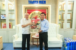 Head of the Propaganda and Education Board of the City Party Committee, Phan Nguyen Nhu Khue (L) visits the Thanh Nien (Young people) Newspaper on January 30. (Photo: SGGP)