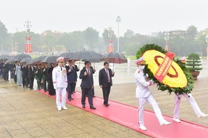 A delegation of the Communist Party of Vietnam (CPV) Central Committee, the Presidency, the National Assembly, the Government and the Vietnam Fatherland Front (VFF) Central Committee on February 3 paid floral tribute to President Ho Chi Minh at his mausoleum in Hanoi on the occasion of the 93rd founding anniversary of the CPV (February 3, 1930). (Photo: SGGP)