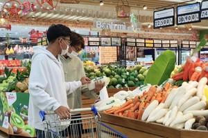 Consumers shop at a supermarket. (Photo: SGGP)