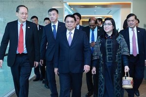 Prime Minister Pham Minh Chinh, his spouse, and a high-ranking Vietnamese delegation arrive in Changi Airport on February 8 afternoon. (Photo: VNA)