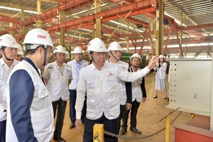 Chairman of the HCMC People’s Council Phan Van Mai (R) visits Dai Dung Metallic Manufacture Construction & Trade Corporation. (Photo: SGGP)