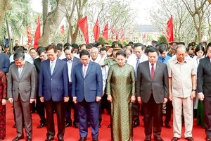 PM Pham Minh Chinh (4th, L) and leaders and former leaders of the Party and State commemorate patriotic intellectual Huynh Tan Phat on his 110th birth anniversary. (Photo: VNA)