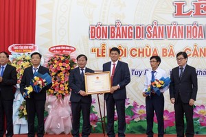 At the ceremony to receive a certificate of recognition of Ba (local tutelary goddess) Pagoda- Nuoc Man Trading Port Festival as a national intangible cultural heritage 