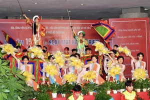 A performance reviving Trung sisters’ uprising performed by students of the Hai Ba Trung Secondary School of District 3 in the ceremony (Photo: SGGP)