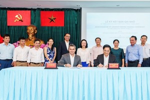 Representatives of HCMC's Department of Transport and Visa at the signing ceremony. (Photo: VISA)