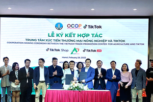 The cooperation signing ceremony between Agritrade and TikTok on February 28 (Photo: VNA)