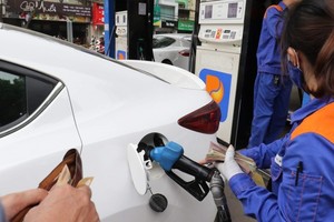 The retail price of petrol saw a slight decrease following the latest regular adjustment at 3 pm on March 1. (Photo: SGGP)