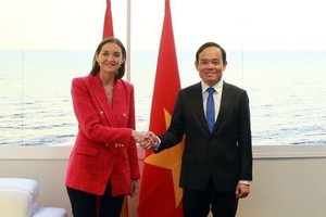 Deputy Prime Minister Tran Luu Quang (R) and Spanish Minister of Industry, Trade and Tourism Reyes Maroto (Photo: VNA)