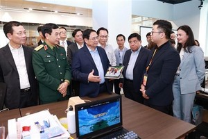 PM Pham Minh Chinh (front, third from left) and officials visit the Vietnam National Innovation Center on March 4. (Photo: VNA)