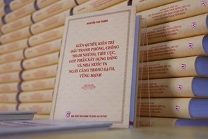 Party General Secretary Nguyen Phu Trong’s book is entitled "Resolutely, persistently fighting corruption and negative phenomena to contribute to building more transparent and stronger Party and State" (Photo: VNA)