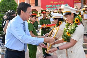 Chairman of the People’s Committee of the city Phan Van Mai presents certificates of merit to outstanding collectives and individuals in implementing six teachings of President Ho Chi Minh for the People’s Public Security on March 9. (Photo: SGGP)
