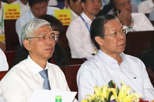 Chairman and Vice Chairman of the HCMC People’s Committee Phan Van Mai (R) and Vo Van Hoan attend the conference. (Photo: SGGP)
